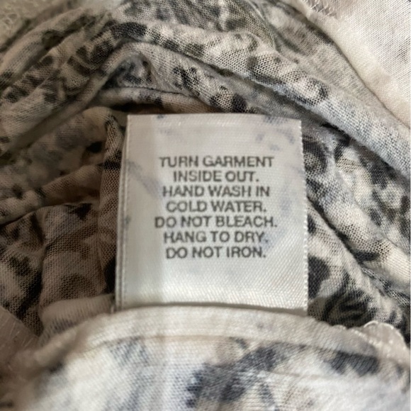 Dress Barn Women’s Fitted Y2K V-Neck Paper Thin Tee - Picture 7 of 7